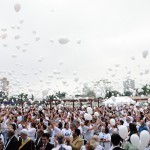 Balões brancos soltos pelo público